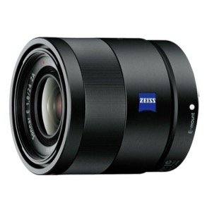 Sony SEL24F18Z с оптикой Zeiss является премиальным объективом среди широкоугольных фиксированных фокусных расстояний